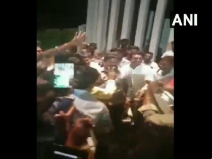 Karnataka BJP MLA Renukacharya dances with supporters after Congress-JD(S) government lost | कुमारस्वामी की सरकार गिरने के बाद बेंगलुरु में समर्थकों संग नाचते दिखें बीजेपी विधायक रेणुकाचार्य, देखें वीडियो