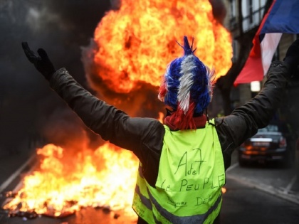 France: Police leave tear gas shells on 'Yellow Vests' demonstrators in Paris | फ्रांस: पुलिस ने पेरिस में 'येलो वेस्ट' प्रदर्शनकारियों पर आंसू गैस के गोले छोड़े