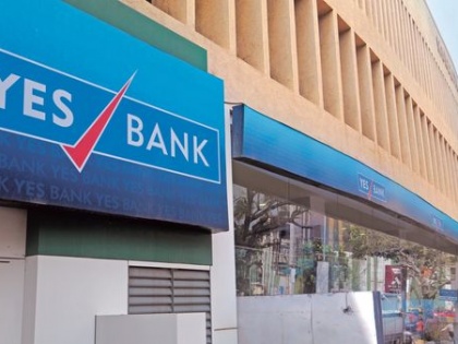 Moody's lowered Yes Bank rating, long queues of customers outside branches | मूडीज ने येस बैंक की रेटिंग घटाई, शाखाओं के बाहर देखी गई ग्राहकों की लंबी कतारें