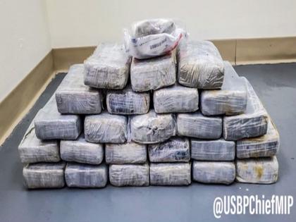 usa cocaine worth $1 million found floating on florida sea water message viral | अमेरिका के फ्लोरिडा में समुद्र में बहती मिली सात करोड़ की कोकीन, इतनी बड़ी मात्रा में प्रतिबंधित ड्रग्स बहते देख पुलिस के होश उड़े