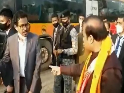 news assam cm reprimanded DC on traffic jam says Koi raja maharaja araha hain kya viral video | "कोई राजा महाराजा आ रहा है क्या?" ट्रैफिक जाम पर कुछ ऐसे भड़के असम के सीएम; लगाई डीसी को फटकार, वीडियो वायरल