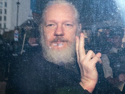 WikiLeaks' Assange too ill to appear via video link in U.S. extradition hearing | विकिलीक्स ने कहा असांजे हैं बीमार, अदालत की सुनवाई में नहीं आ पाए