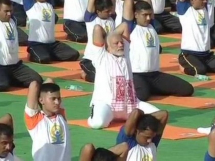 international yoga day celebration narendra modi bjp dehradun india ramdev live updates | अंतरराष्ट्रीय योग दिवस 2018: देहरादून में पीएम मोदी ने किया योगाभ्यास, कहा- बिखराव के बीच जोड़ने का काम करता है योग