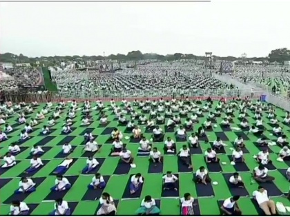 Hundreds attend yoga session in Washington ahead of International Yoga Day | अमेरिका: अंतरराष्ट्रीय योग दिवस से पहले वाशिंगटन में सैकड़ों लोग योग सत्र में हुए शामिल, भारतीय दूतावास ने आयोजित किया था कार्यक्रम