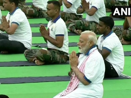 internaational yoga day pm modi in ranchi jharkhand live updates | इंटरनेशनल योगा डे: रांची में पीएम मोदी ने हजारों लोगों के साथ किया योग, कहा- इस बार ये शांति और समृद्धि के लिए