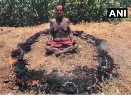 BJP MP Jaunpuria did yoga after sitting in flames, viral on social media | आग की लपटों के बीच बैठकर BJP सांसद जौनपुरिया ने किया योग, सोशल मीडिया पर हुआ वायरल