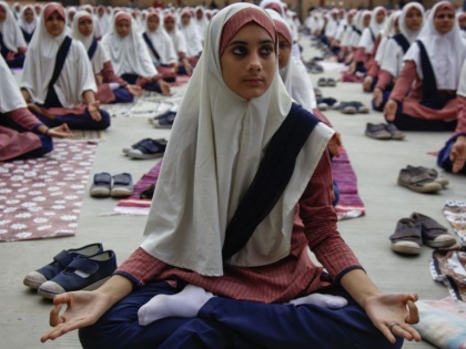 Muslim cleric said yoga is very fantastic don't relate any religion | योग बेहतरीन चीज, इसे मजहब से जोड़कर न देखा जाए : मुस्लिम धर्मगुरु
