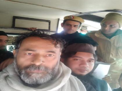 caa protest yogendra yadav detained after that he tweet viral with cops | हिरासत में लिए जाने के बाद योगेंद्र यादव का ट्वीट वायरल, लिखा- 'साझी विरासत, साझी शहादत, साझी नागरिकता, गर्व है...'