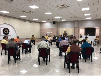 Coronavirus: CM Yogi Adityanath holds meeting with senior officials, Social distancing seen during meeting | कोरोना वायरसः CM योगी आदित्यनाथ ने बुलाई सीनियर अफसरों की बैठक, सोशल डिस्टेंसिंग का रखा ख्याल 