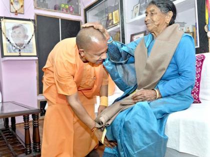 cm Yogi Adityanath Meets Mother Hometown first time in 28 years emotional remember guru tears see video | उत्तराखंडः मां से मिले यूपी के सीएम योगी आदित्यनाथ, गुरु अवैद्यनाथ को याद करते हुए भावुक, देखें वीडियो