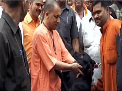 Yogi Adityanath dog Kalu is a internet celebrity, Kalu was brought to the Goraksh temple in December 2016 | CM का पालतू ब्लैक लैब्राडोर कालू बना इंटरनेट सेलिब्रिटी, योगी आदित्यनाथ के लिए रहा है बेहद भाग्यशाली Yogi Adityanath dog Kalu is a internet celebrity, Kalu was brought to the Goraksh temple in December 2016 | CM का पालतू ब्लैक लैब्राडोर कालू बना इंटरनेट सेलिब्रिटी, योगी आदित्यनाथ के लिए रहा है बेहद भाग्यशाली
