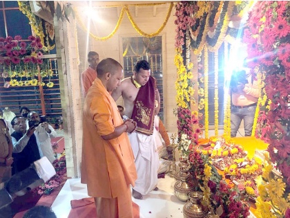 Ayodhya: CM Yogi Adityanath shifted 'Ram Lalla' idol to a temporary structure near Manas Bhawan in Ram Janmabhoomi premises | अयोध्या: CM योगी आदित्यनाथ ने रामलला को टेंट से हटाकर अस्थाई मंदिर में किया शिफ्ट, राम मंदिर के निर्माण का पहला चरण आज हुआ सम्पन्न 