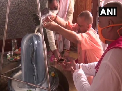 Sawan Uttar Pradesh Yogi Adityanath offers prayer at Mansarovar Temple on first Monday | Sawan 2020: सावन की शुरुआत आज से, योगी आदित्यनाथ ने पहले सोमवार पर चढ़ाया जल