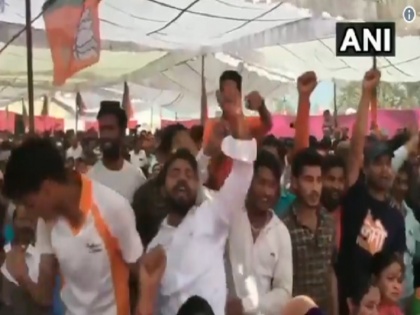 Lok sabha election 2019: Dadri Mob Killing Accused Cheer From Front Row At Yogi Adityanath Rally | VIDEO: सीएम योगी की रैली में दिखे अखलाक हत्याकांड के आरोपी, पहली लाइन में खड़े होकर लगा रहे थे नारे