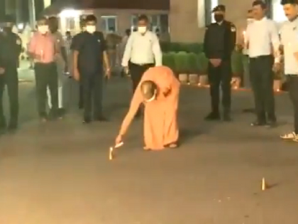 Video: Yogi Adityanath lights firecrackers as part of 'deepotsav.' stone laying ceremony of #RamTemple in Ayodhya earlier today. | Video: राम मंदिर आधारशिला, CM योगी ने 'दीपोत्सव' के अवसर पर जलाए दीये-पटाखे