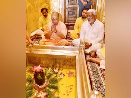 CM Yogi visited Baba Vishwanath for the third time in Sawan bowed his head at Kotwal Kaal Bhairav temple in Kashi | सीएम योगी सावन में तीसरी बार बाबा विश्वनाथ के किए दर्शन, काशी के कोतवाल काल भैरव मंदिर में टेका माथा CM Yogi visited Baba Vishwanath for the third time in Sawan bowed his head at Kotwal Kaal Bhairav temple in Kashi | सीएम योगी सावन में तीसरी बार बाबा विश्वनाथ के किए दर्शन, काशी के कोतवाल काल भैरव मंदिर में टेका माथा
