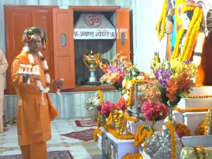 Happy Dussehra 2023 Vijayadashami special worship cm yogi adityanath gorakshpeethadhishwar dedicated to Shrinath ji worshiped Lord Shrinath see video | Happy Dussehra 2023: गोरखनाथ मंदिर में विजयादशमी उत्सव पर कुछ यूं दिखे सीएम योगी, नागफनी, शंख, ढोल, घंट और डमरू की गूंज, देखें वीडियो