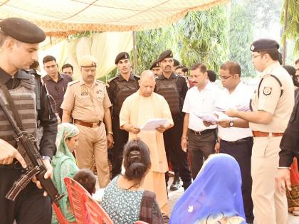 CM Yogi's strict instructions to the officers in Janta Darshan delay in victims helping will not be tolerated | जनता दर्शन में सीएम योगी की अधिकारियों को सख्त हिदायत- पीड़ितों की मदद में विलंब बर्दाश्त नहीं की जाएगी