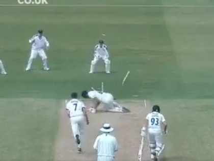 Yorkshire pacer floors batsman, Sends Stumps Flying with Lethal Yorker | यॉर्कशर के गेंदबाज ने फेंकी ऐसी खतरनाक यॉर्कर, दो स्टंप उखड़ गए, बल्लेबाज भी क्रीज पर गिर पड़ा, देखें Video