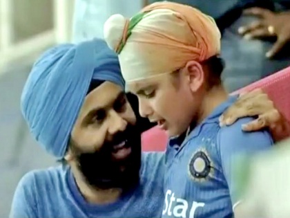 Asia Cup 2018: Young India fan could not hold back his tears after tie against Afghanistan | एशिया कप: अफगानिस्तान के खिलाफ मैच टाई होने पर, रो पड़ा ये नन्हा भारतीय फैन, तस्वीरें वायरल