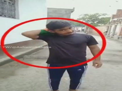 young man cleaning his mouth throat tricolor Badaun UP later threw down national flag accused arrested video | वीडियो: यूपी के बदायूं में तिरंगे से मुंह और गला साफ कर रहा था युवक, बाद में राष्ट्रीय ध्वज को फेंका नीचे, आरोपी गिरफ्तार