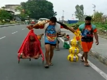 youth carry old mother and ganga jal in kanwar mela yatra 2023 in haridwar | कांवड़ मेला 2023: एक कंधे पर बुढ़ी मां और दूसरे पर गंगा जल लिए हरिद्वार जाता दिखा युवक, बोला-150 किमी का सफर ऐसे करूंगा पूरा
