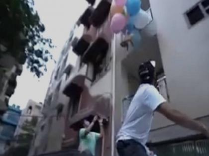 Delhi Police arrested YouTuber for tying dog to balloons and make it to fly | कुत्ते को गुब्बारे से बांधकर उड़ाना पड़ा महंगा, मशहूर यूट्यूबर को दिल्ली पुलिस ने किया गिरफ्तार Delhi Police arrested YouTuber for tying dog to balloons and make it to fly | कुत्ते को गुब्बारे से बांधकर उड़ाना पड़ा महंगा, मशहूर यूट्यूबर को दिल्ली पुलिस ने किया गिरफ्तार