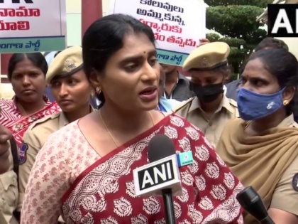 Telangana YSRTP chief YS Sharmila alleges police stopped her at home demanding protest in paper leak case Section 144 invoked | तेलंगाना: वाईएसआरटीपी प्रमुख वाईएस शर्मिला का आरोप, पेपर लीक मामले में विरोध प्रदर्शन की मांग को लेकर पुलिस ने उन्हें घर में रोका, धारा 144 लागू