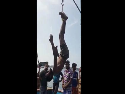 viral video shows andhra pradesh fisherman hung upside down for stealing mobile phone in Mangaluru police registered case | Viral Video: मेरे पैर दुख रहे, सुन्न हो गए हैं, नीचे उतारो- क्रेन से उल्टा लटकता मछुआरे ने अपराधियों से लगाई गुहार