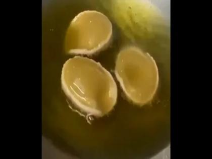 Oddly satisfying viral video shows golgappas cooked by themselves in kitchen pot internet become fan | कढ़ाई में अपने से उलट-उलट कर बना रहे थे गोलगप्पे, यूजर ने शेयर किया तो Viral हो गया Oddly Satisfying Video