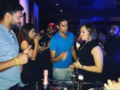 Yuvraj Singh celebrates wife Hazel Keech Birthday, Complains About Ashish Nehra Mischief, See pics | युवराज सिंह ने मनाया पत्नी हेजल कीच का बर्थडे, पर इसलिए की आशीष नेहरा के 'शरारत' की शिकायत, देखें तस्वीरें