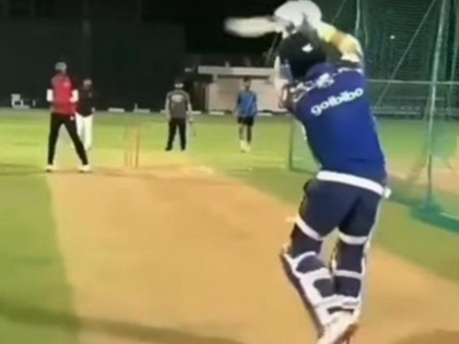 IPL 2019: Yuvraj Singh seen executing MS Dhoni helicopter shot in nets, Video goes viral | IPL 2019: युवराज सिंह की 'अनोखी' तैयारी, धोनी का चर्चित 'हेलिकॉप्टर शॉट' लगाते दिखे, वीडियो वायरल