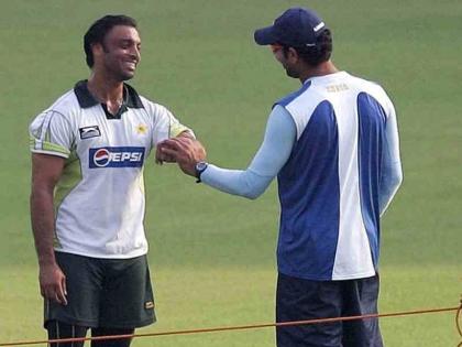 Yuvraj Singh trolls Shoaib Akhtar, calls him A 'Welder' | शोएब अख्तर ने शेयर की तस्वीर, युवराज ने 'वेल्डर' कहकर किया ट्रोल