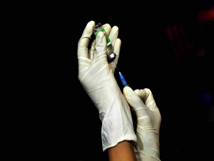up news jhansi women get corona vaccination second dose after her death 8 months before family anger | महिला की मौत के 8 महीने बाद अफ़सरों ने किया कोरोना वैक्सीन की दूसरी डोज देने का दावा, परिवार वाले नाराज