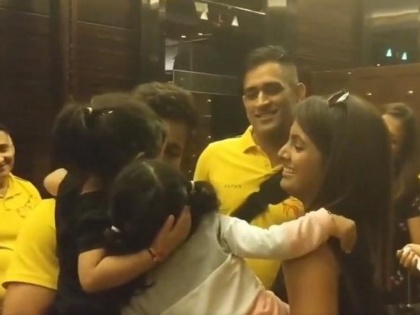 IPL 2018: Ziva Dhoni spotted saying goodbye to Harbhajan Singh's daughter Hinaya, Video goes viral | IPL 2018: जीवा धोनी ने हरभजन की बेटी हिनाया को क्यूट अंदाज में लगाया गले, वीडियो वायरल