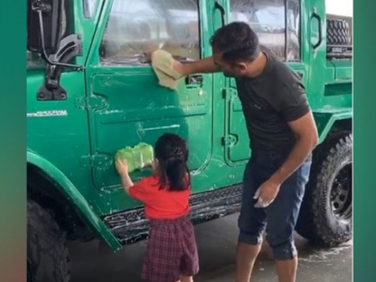 Ziva helps Dhoni to clean up his car Nissan Jonga in Ranchi | दिवाली से पहले धोनी ने जीवा के साथ मिलकर चमकाई गाड़ी, वीडियो हुआ वायरल