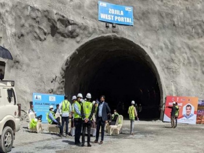 construction work of Zojila Tunnel is being done at a rapid pace even in freezing cold | खून जमा देनेवाली ठंड में भी तेजी से किया जा रहा 'जोजिला टनल' का निर्माण कार्य, जमें बर्फ के बीच डटे हैं 1100 मजदूर