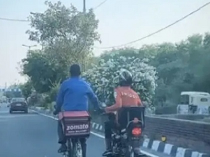 viral vidoe of Zomato and Swiggy delivery executives tie up on Delhi road | दिल्ली की सड़क पर Zomato-Swiggy की ऐसी 'शोले वाली दोस्ती' का वीडियो सोशल मीडिया पर वायरल, देखकर आज जाएगा मजा