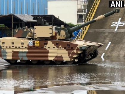 India unveils light tank 'Zoravar', DRDO chief reviews advanced trials | दुश्मन देश के छक्के छुड़ाने आया 'ज़ोरावर', जल, थल, पहाड़ में आसानी से चढ़ने में सक्षम, भारतीय सेना के लिए हल्के टैंक का किया गया अनावरण