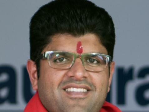 सिर्फ 10 महीने पहले बनी पार्टी JJP ने हरियाणा में पासा पलटा, दुष्यंत चौटाला बने किंगमेकर, जानें पूरी कहानी