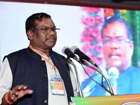 लोकसभा में 'नोट की गड्डियां' लहराने वाले फग्गन सिंह कुलस्ते बने मोदी सरकार में मंत्री