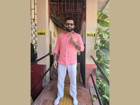 Lok Sabha Elections 2024: गोवा स्टेट आइकन तपन आचार्य ने मतदान किया, पत्नी तान्या आचार्य के साथ कैनाकोना में वोट डाला