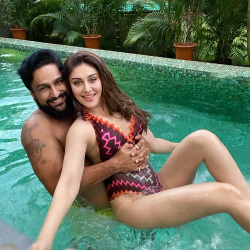 shefali jariwala parag tyagi romantic swimming pool photos goes viral on social media see pics 1 202106210624