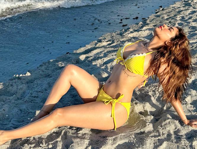 Avneet Kaur's bold bikini photos go viral, fans shower love over her glamorous look