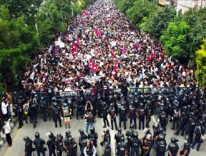 Nepal Gen Z Protest: नेपाल में सोशल मीडिया प्लेटफॉर्म बंद करने के फैसले ने देश में हिसंक प्रदर्शन को जन्म दे दिया है। हजारों की संख्या में युवाओं ने नेपाल सरकार का विरोध करते हुए सड़कों पर हिसंक प्रदर्शन कर रहे हैं। नतीजतन नेपाल के पीएम केपी शर्मा ओली ने अपने पद से इस्तीफा दे दिया है। यह इस्तीफ़ा कल 'भ्रष्टाचार' और सोशल मीडिया पर प्रतिबंध के विरोध में हुए हिंसक विरोध प्रदर्शनों में 19 लोगों की मौत और सुरक्षाकर्मियों सहित 100 से ज़्यादा लोगों के घायल होने के बाद आया है। | nepal-gen-z-protest-naepaala-maen-saosala-maidaiyaa-palaetaphaorama-banda-karanae-kae-phaaisalae-nae-daesa-maen-haisanka-paradarasana-kao-janama-dae-daiyaa-haai-hajaaraon-kai-sankhayaa-maen-yauvaaon-nae-naepaala-sarakaara-kaa-vairaodha-karatae-haue | Latest world Photos at Lokmatnews.in Nepal Gen Z Protest: नेपाल में सोशल मीडिया प्लेटफॉर्म बंद करने के फैसले ने देश में हिसंक प्रदर्शन को जन्म दे दिया है। हजारों की संख्या में युवाओं ने नेपाल सरकार का विरोध करते हुए सड़कों पर हिसंक प्रदर्शन कर रहे हैं। नतीजतन नेपाल के पीएम केपी शर्मा ओली ने अपने पद से इस्तीफा दे दिया है। यह इस्तीफ़ा कल 'भ्रष्टाचार' और सोशल मीडिया पर प्रतिबंध के विरोध में हुए हिंसक विरोध प्रदर्शनों में 19 लोगों की मौत और सुरक्षाकर्मियों सहित 100 से ज़्यादा लोगों के घायल होने के बाद आया है। | nepal-gen-z-protest-naepaala-maen-saosala-maidaiyaa-palaetaphaorama-banda-karanae-kae-phaaisalae-nae-daesa-maen-haisanka-paradarasana-kao-janama-dae-daiyaa-haai-hajaaraon-kai-sankhayaa-maen-yauvaaon-nae-naepaala-sarakaara-kaa-vairaodha-karatae-haue | Latest world Photos at Lokmatnews.in