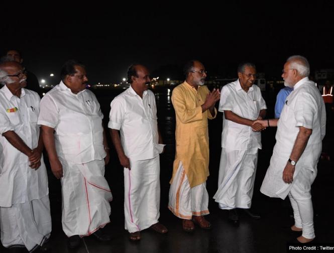 प्रधानमंत्री नरेंद्र मोदी ने बाढ़ प्रभावित इलाकों का हवाई सर्वेक्षण किया। | paradhaanamantarai-naraendara-maodai-nae-baadha-parabhaavaita-ilaakaon-kaa-havaai-saravaekasana | Latest india Photos at Lokmatnews.in