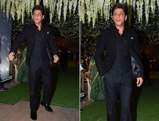 बड़े ही खुशमिजाज अंदाज में ब्लैक पठानी सूट पहने नजर आए किंग खान। | badae-hai-khausamaijaaja-andaaja-maen-balaaika-pathaanai-sauuta-pahanae-najara-ae-kainga-khaana | Latest bollywood Photos at Lokmatnews.in बड़े ही खुशमिजाज अंदाज में ब्लैक पठानी सूट पहने नजर आए किंग खान। | badae-hai-khausamaijaaja-andaaja-maen-balaaika-pathaanai-sauuta-pahanae-najara-ae-kainga-khaana | Latest bollywood Photos at Lokmatnews.in