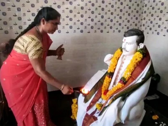 In Andhra Pradesh To keep love alive, wife worships her husband's temple every day | जिंदा रहे प्यार इसलिए पत्नी ने बनवा दिया पति का मंदिर, रोज करती है पूजा
