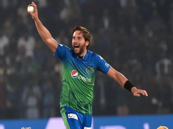 Shahid Afridi tweets to ICC expressing displeasure at umpires not holding bowlers' cap | शाहिद अफरीदी की टोपी लेने से अंपायर का इनकार, ICC पर भड़का दिग्गज बल्लेबाज Shahid Afridi tweets to ICC expressing displeasure at umpires not holding bowlers' cap | शाहिद अफरीदी की टोपी लेने से अंपायर का इनकार, ICC पर भड़का दिग्गज बल्लेबाज