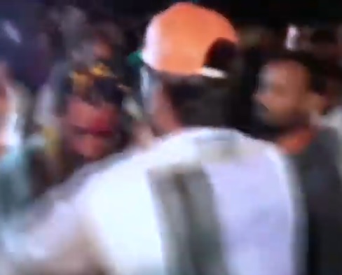 Madhya Pradesh: man greets BJP MLA and candidate Dilip Shekhawat with a garland of shoes in Nagada | मध्य प्रदेश चुनाव: प्रचार के दौरान BJP नेता को युवक ने पहनाया 'जूतों का हार', वीडियो हुआ वायरल Madhya Pradesh: man greets BJP MLA and candidate Dilip Shekhawat with a garland of shoes in Nagada | मध्य प्रदेश चुनाव: प्रचार के दौरान BJP नेता को युवक ने पहनाया 'जूतों का हार', वीडियो हुआ वायरल